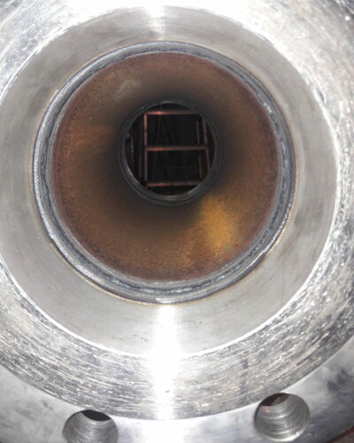 Przetop w spawanej rurze.