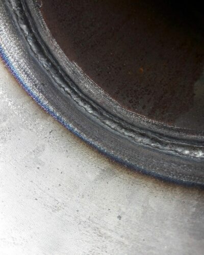 Przetop w spawanej rurze.