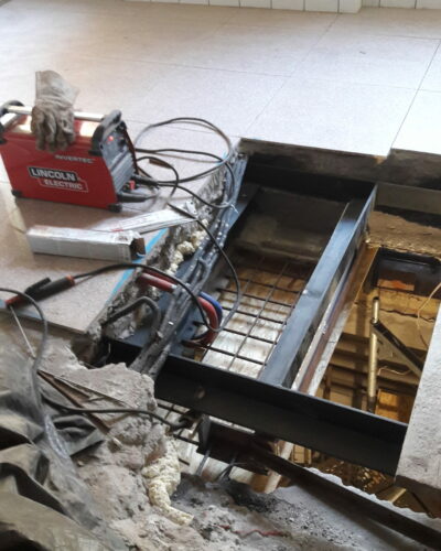 Otw&oacute;r w stropie pod windę.