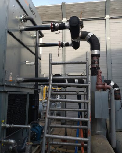 Spawanie podłączeń wieży chłodniczej.